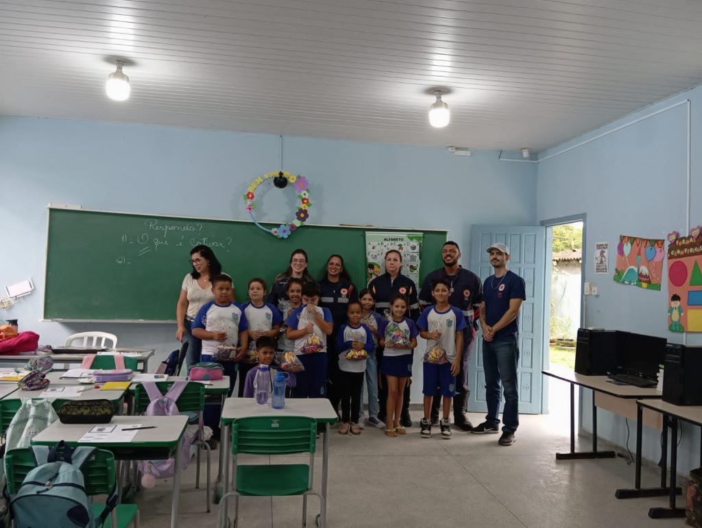 Equipe SAMU Litoral entrega doces e chocolates a alunos da escola Municipal Alvina Toledo Pereira